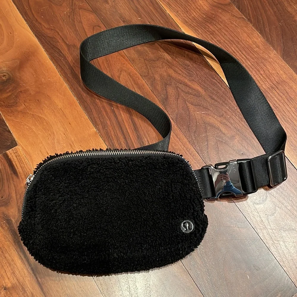 Lululemon Everywhere Fleece Belt Bag - Picture 2 of 5